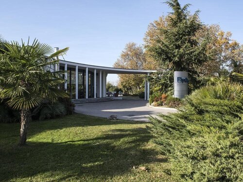 FlyOn Hotel & Conference Center