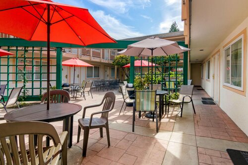 Econo Lodge Inn & Suites N. Vancouver