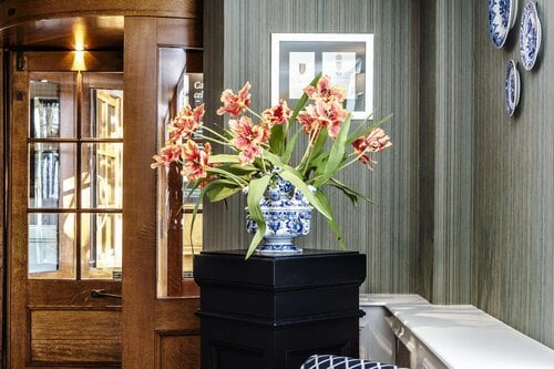 Carlton Ambassador Hotel