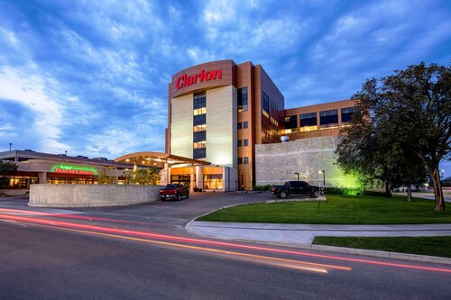 Clarion Hotel and Suites Winnipeg Closed