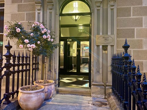 Macquarie Manor Hotel