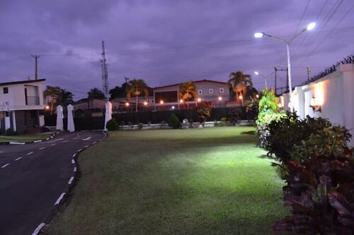 Hale Manor Exquisite