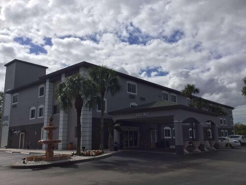 Days Inn Suites by Wyndham Bonita Springs