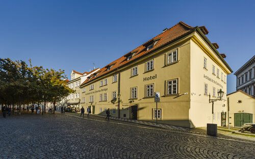 Archibald at the Charles Bridge