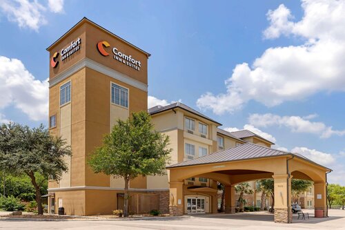 Comfort Inn & Suites Near Six Flags&Medical Center