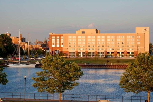 DoubleTree by Hilton Bay City - Riverfront