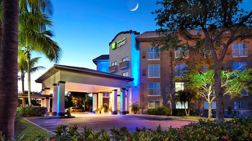 Holiday Inn Express & Suites Naples Downtown