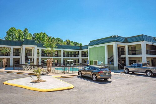 Quality Inn & Suites Near Six Flags - Austell