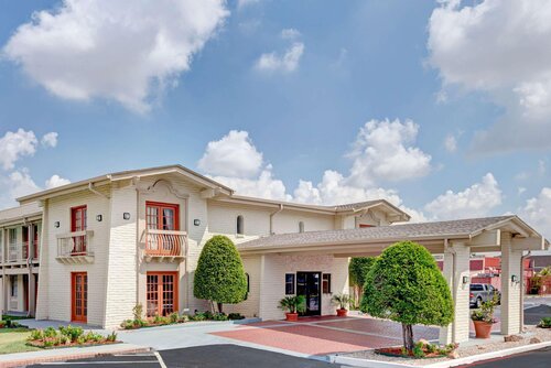 Travelodge by Wyndham North Richland Hills