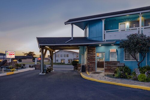 Oceanside Inn & Suites a Days Inn by Wyndham