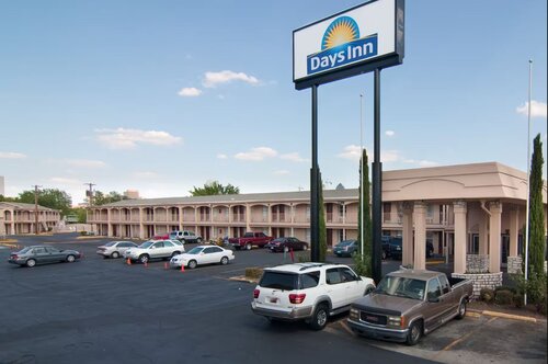 Days Inn By Wyndham Market Center Dallas Love Fiel