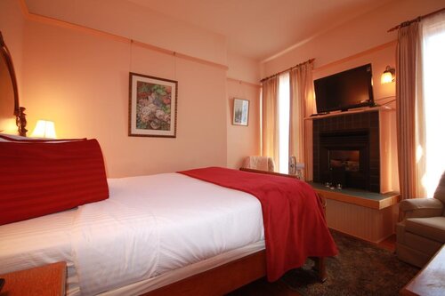 Spinnakers Brew Pub & Guest Houses