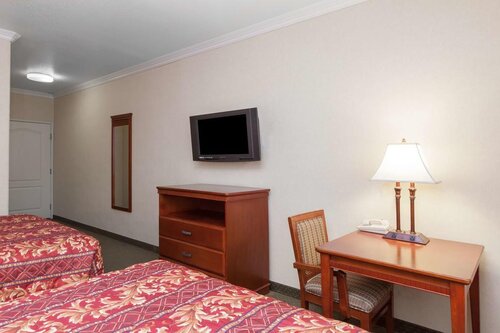 Howard Johnson By Wyndham Bakersfield