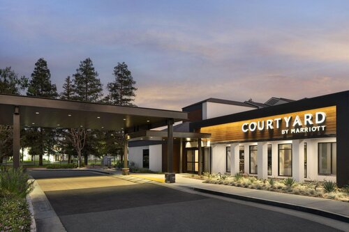 Courtyard By Marriott Bakersfield