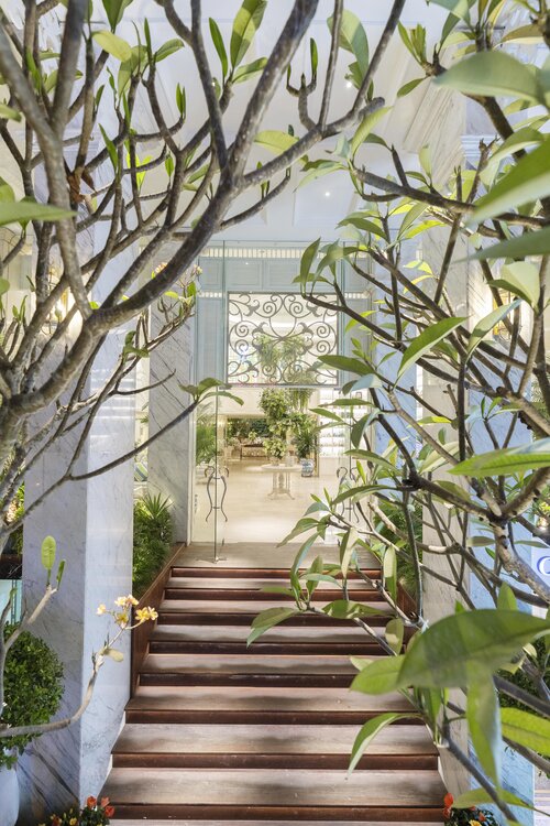 Au Lac Charner Hotel