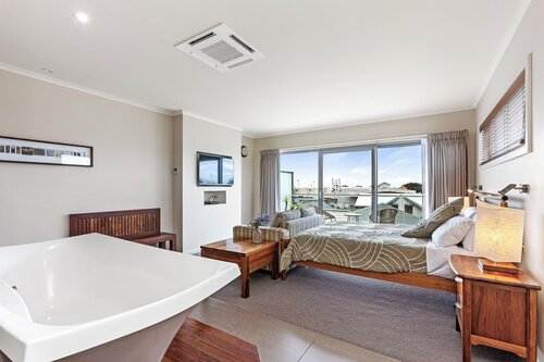 Captain's At The Bay Hotel