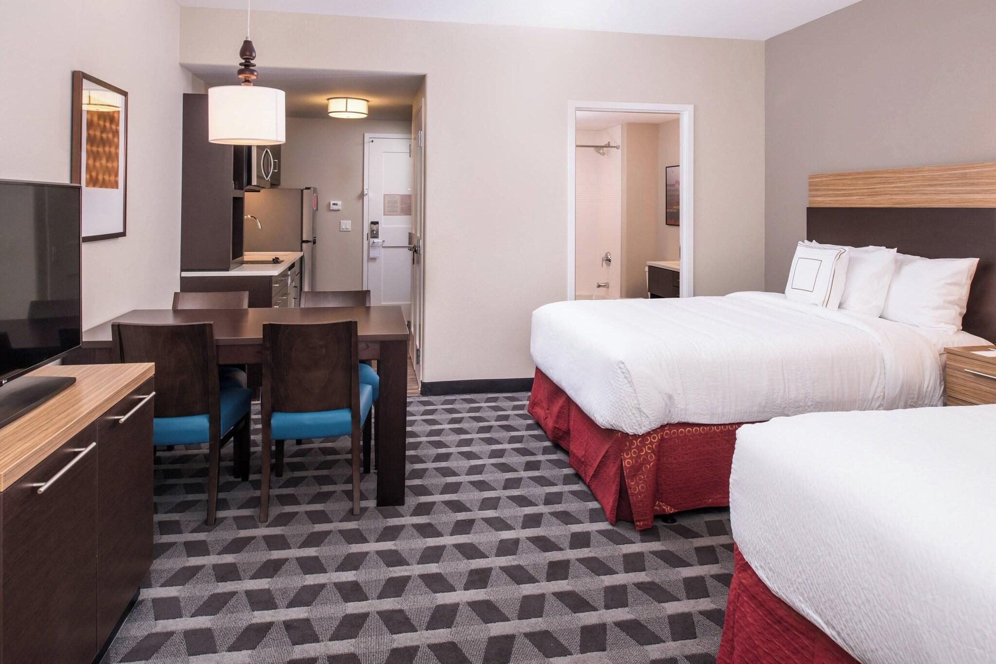 Studio Two Queen Beds