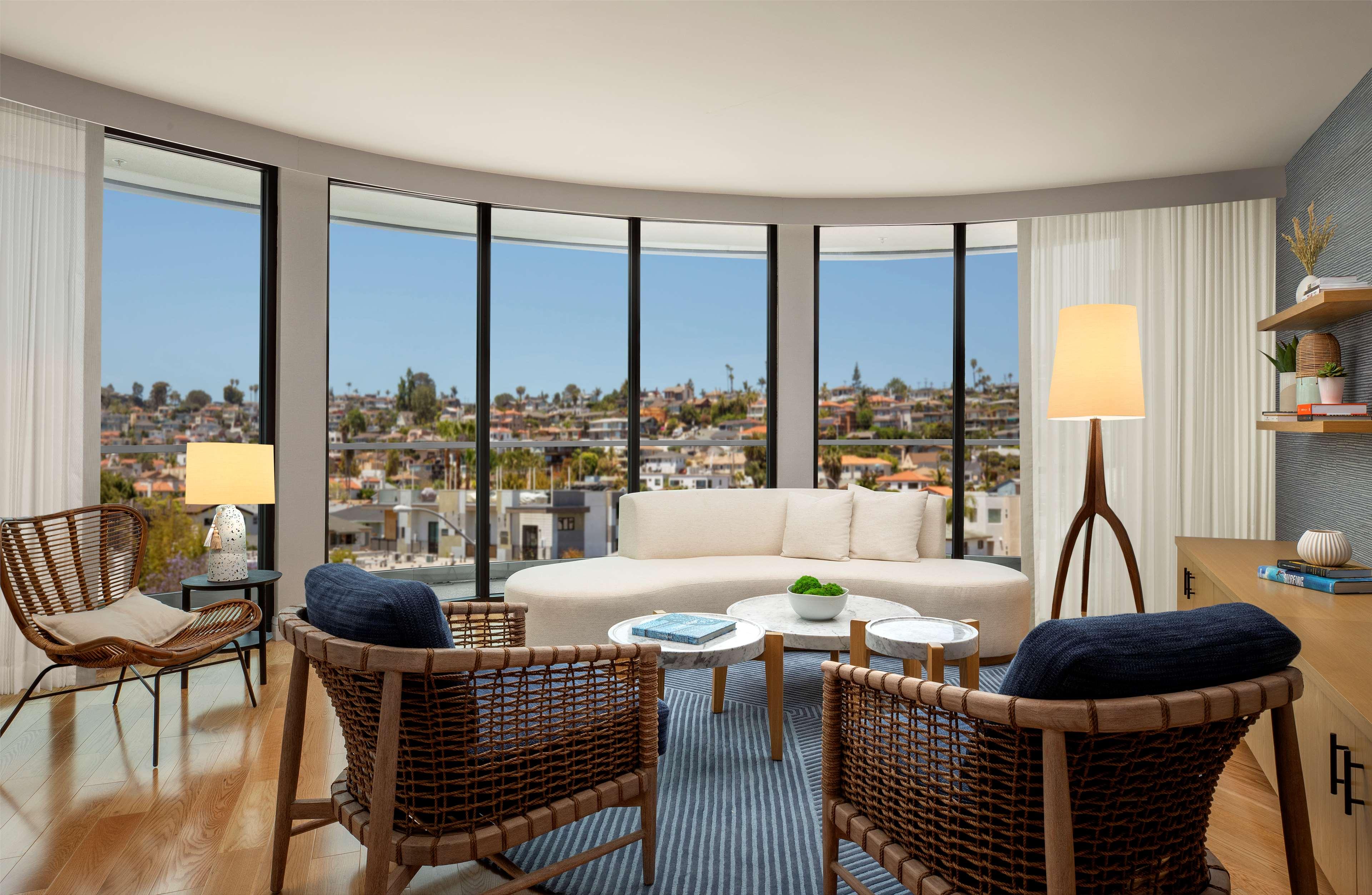 Suite Accessible King Size Bed