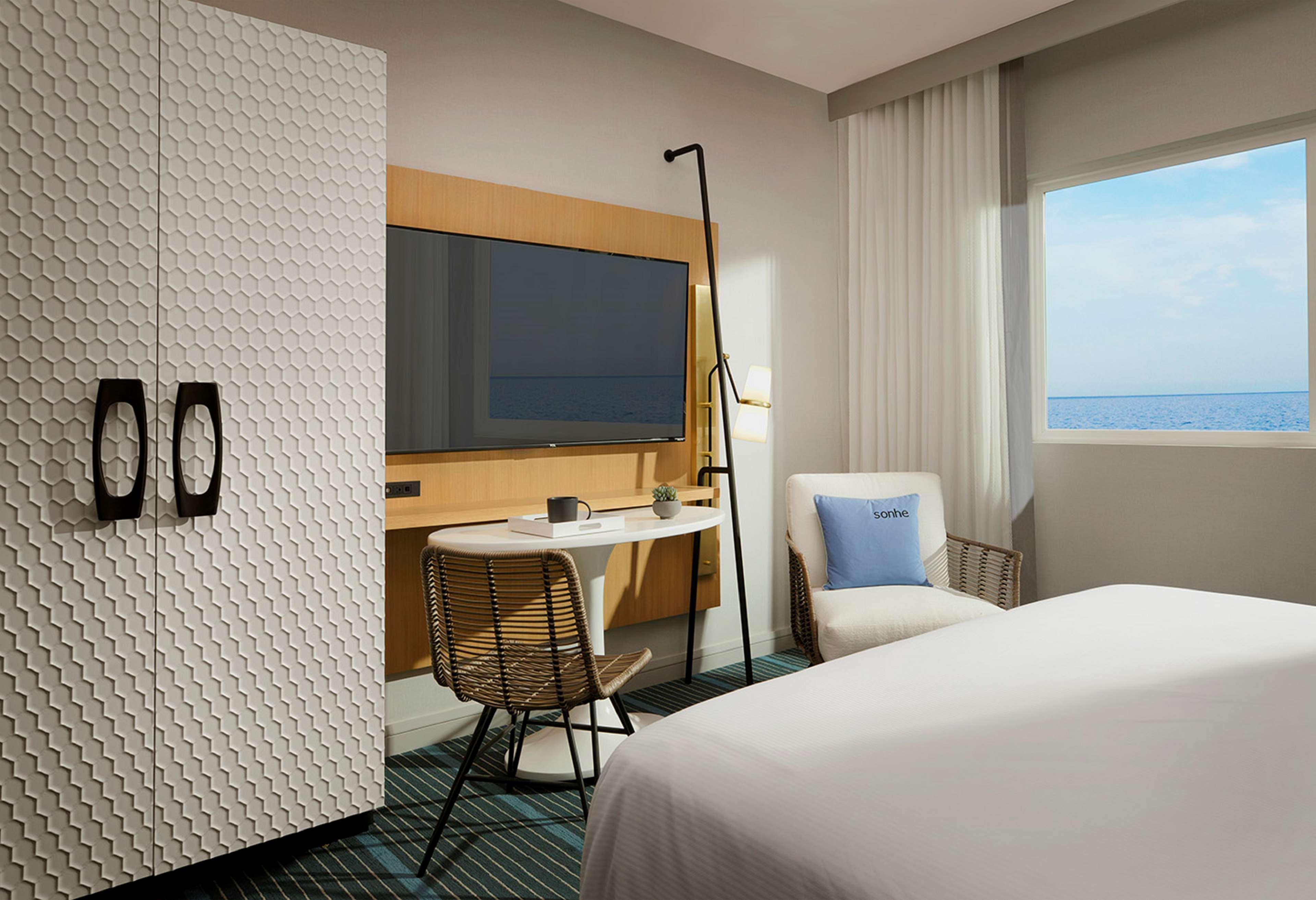 Suite Accessible King Size Bed