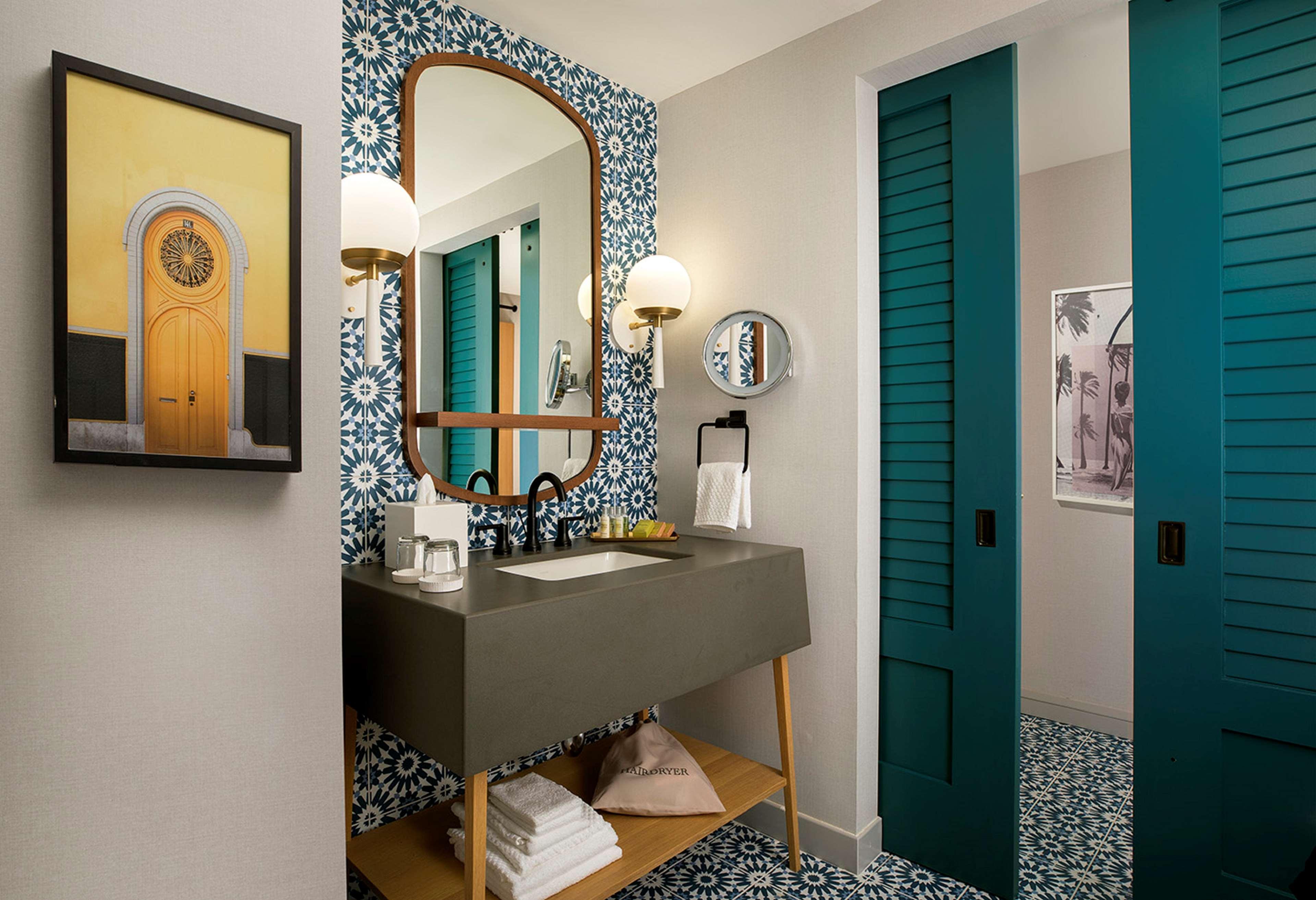 Suite Accessible King Size Bed