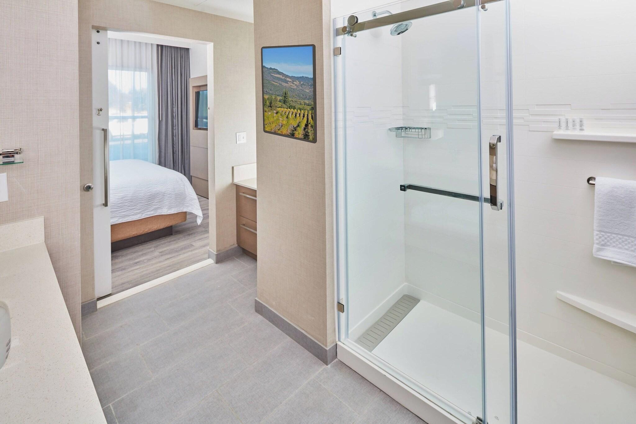 Suite Accessible King Size Bed