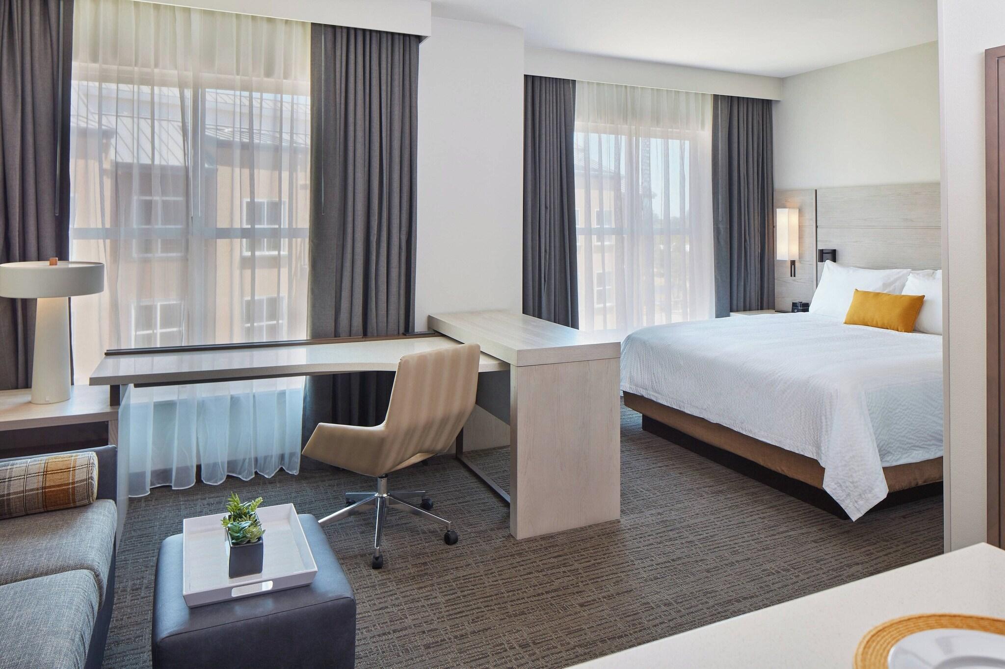 Suite Accessible King Size Bed