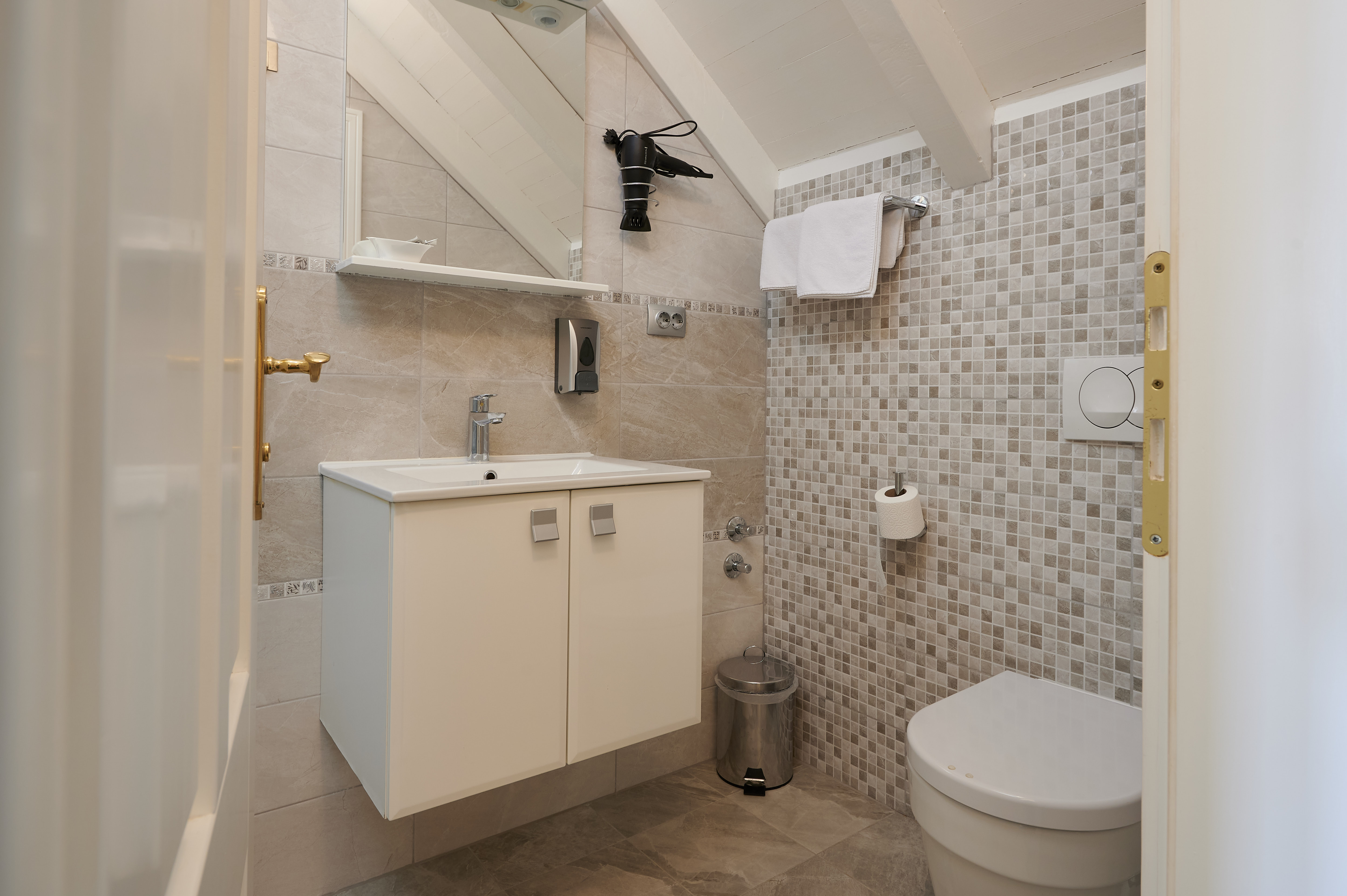 Studio City View King Bed