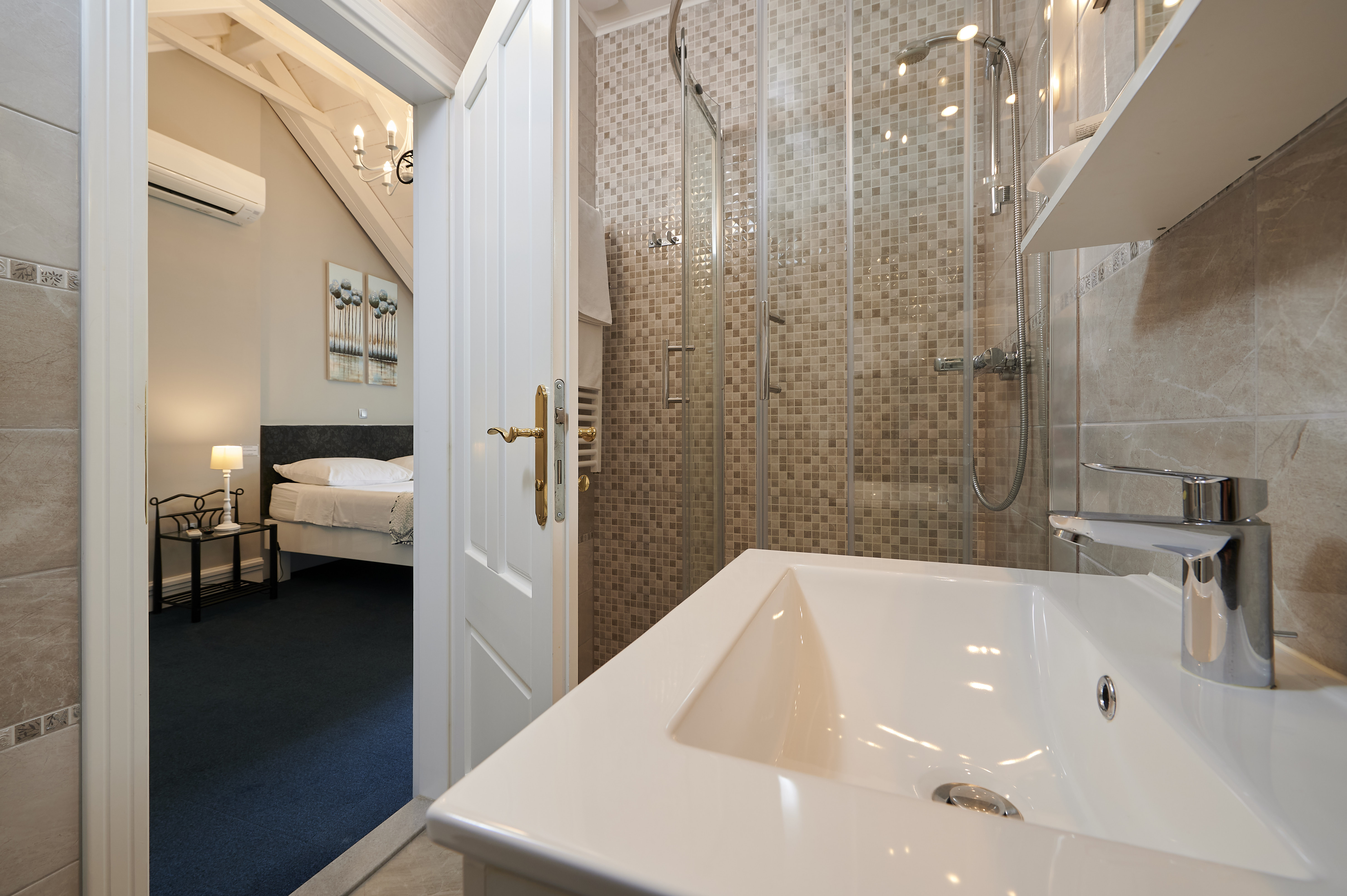 Studio City View King Bed