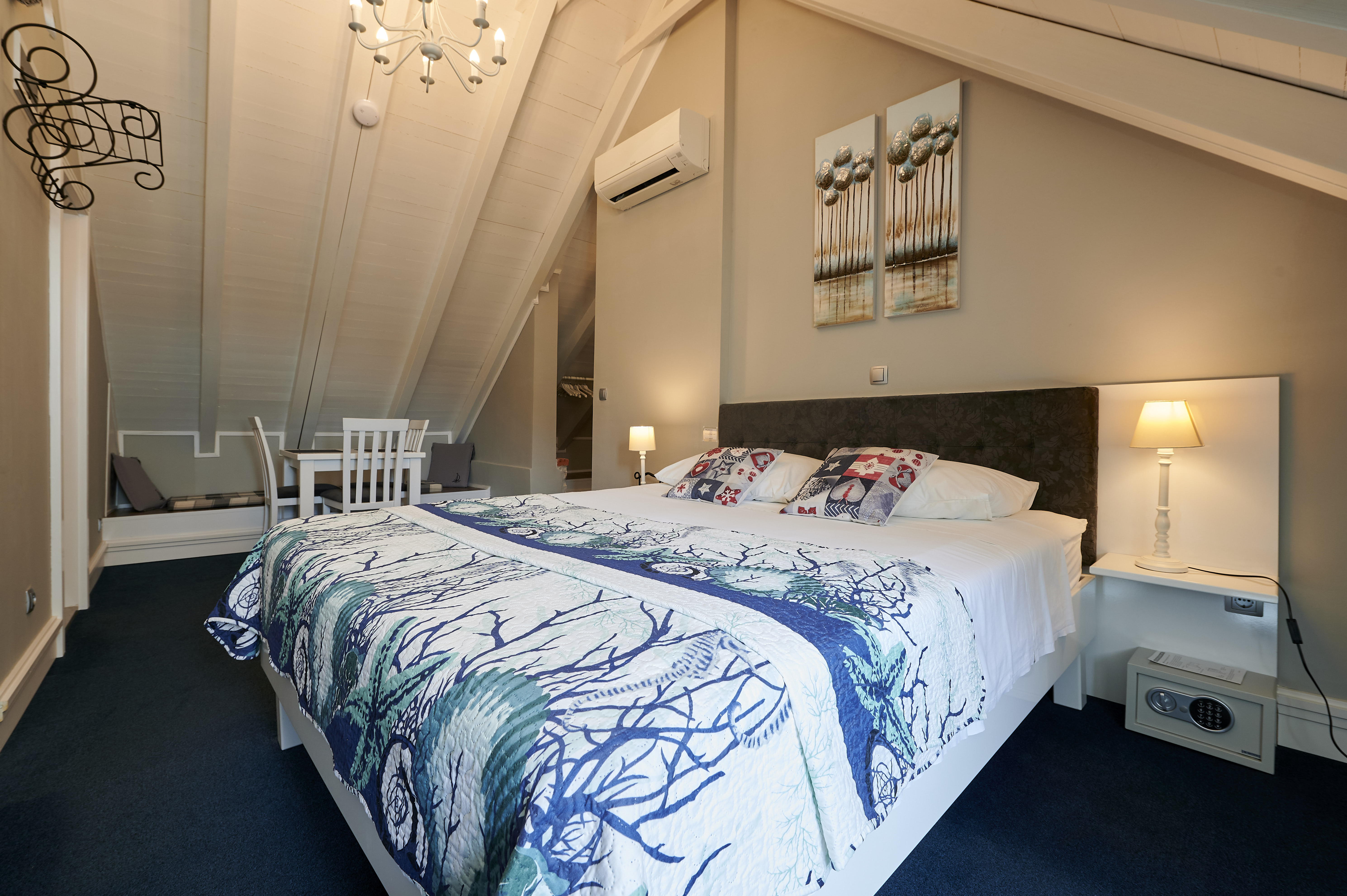 Studio City View King Bed