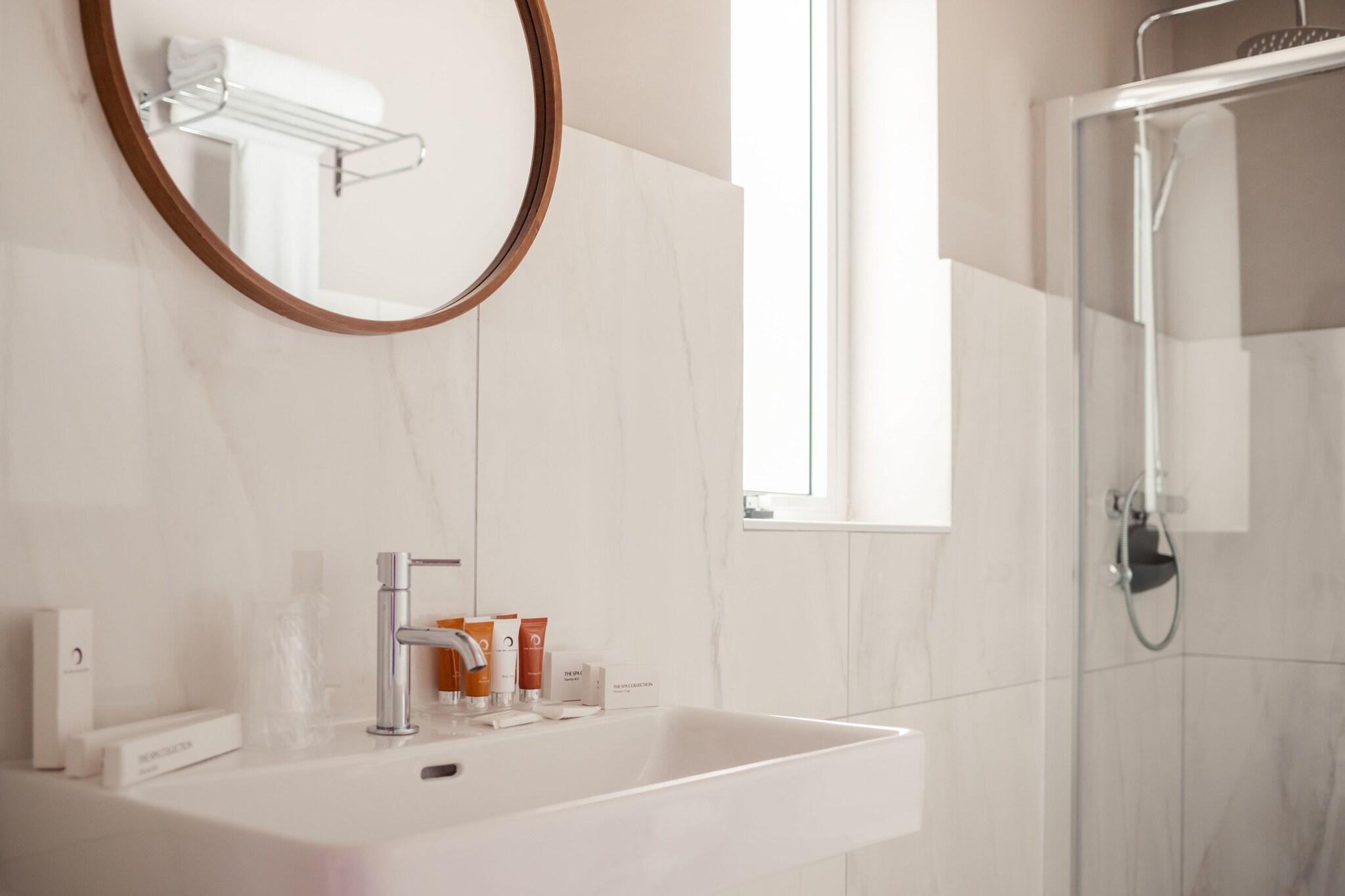 Double or Twin Deluxe Queen Bed