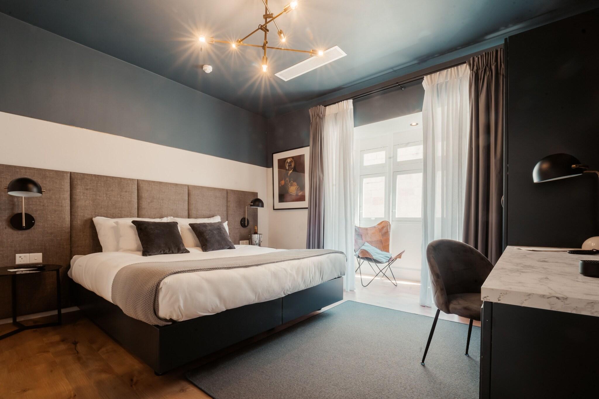 Double or Twin Deluxe Queen Bed