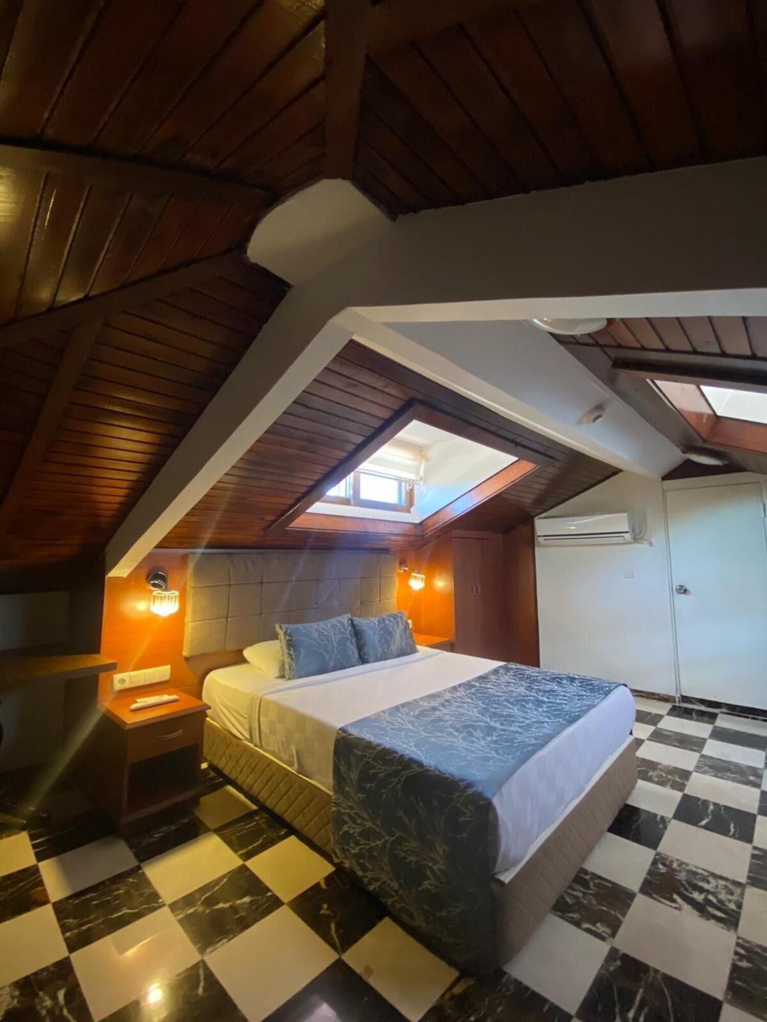 Triple Queen Size Bed