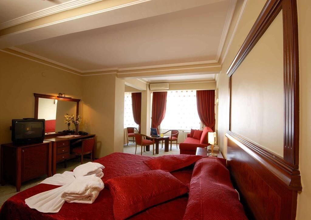 Family Room Queen Size Bed