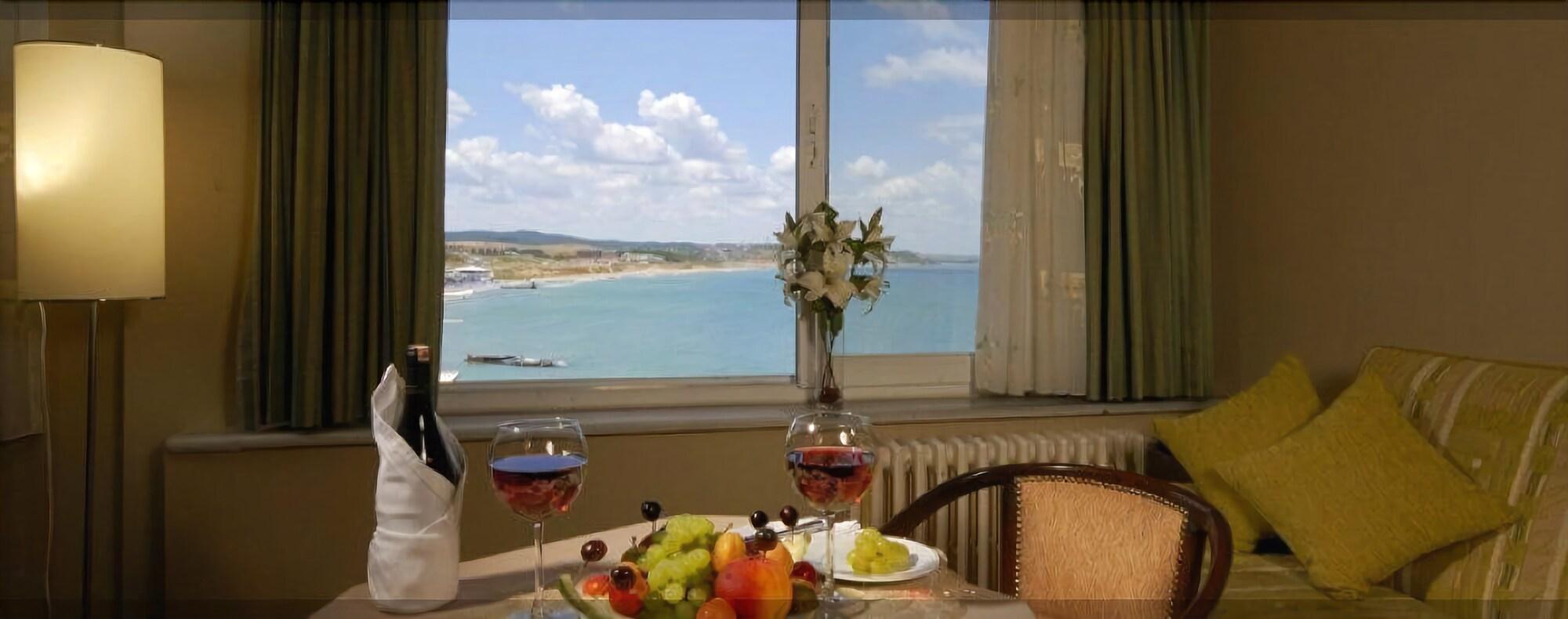 Junior Suite Queen Size Bed