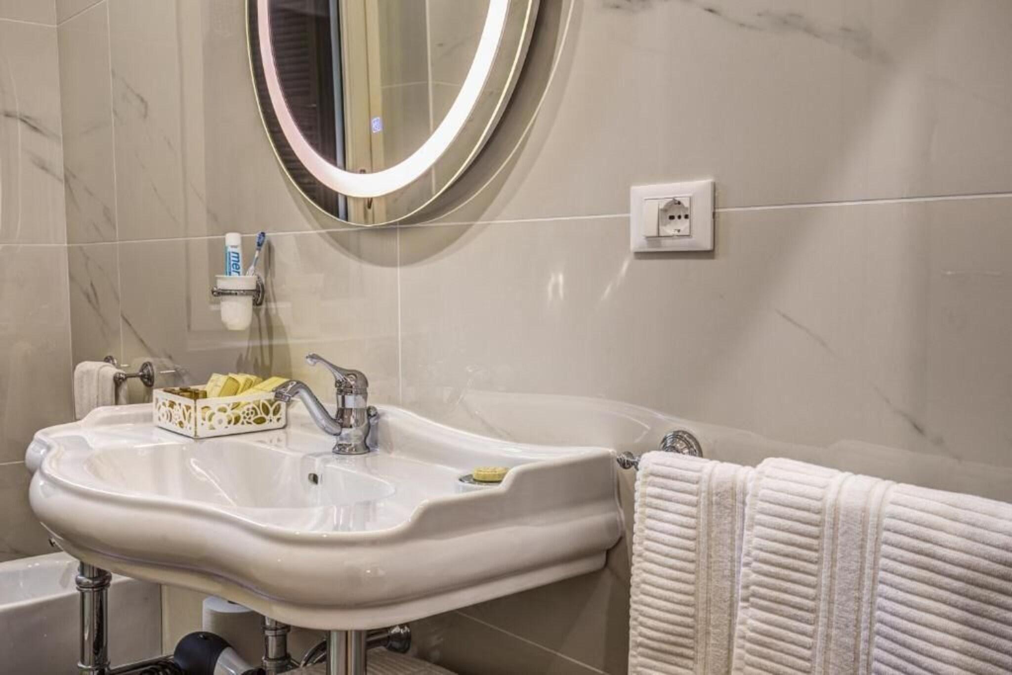 Suite City View King Bed