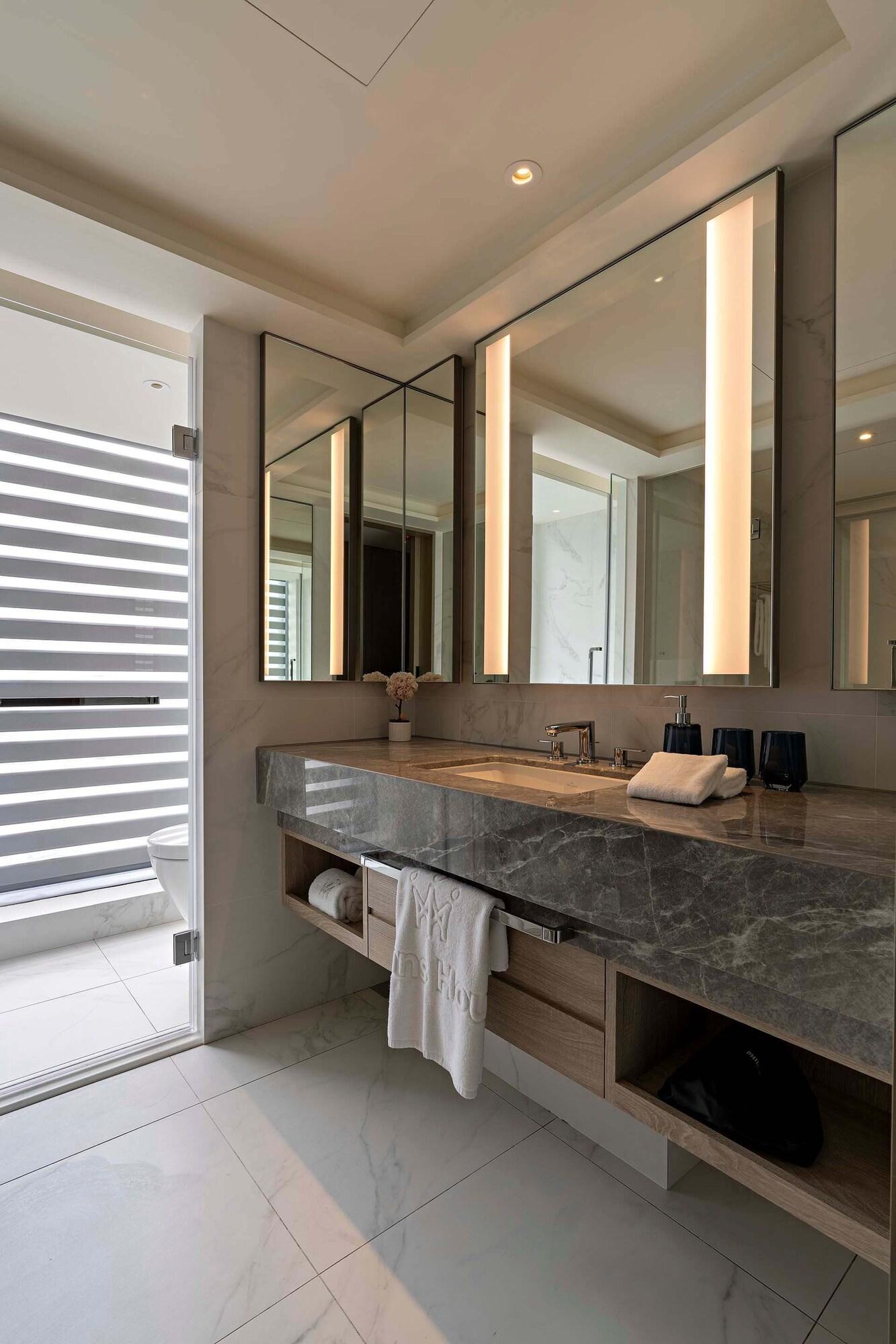 Studio King Size Bed