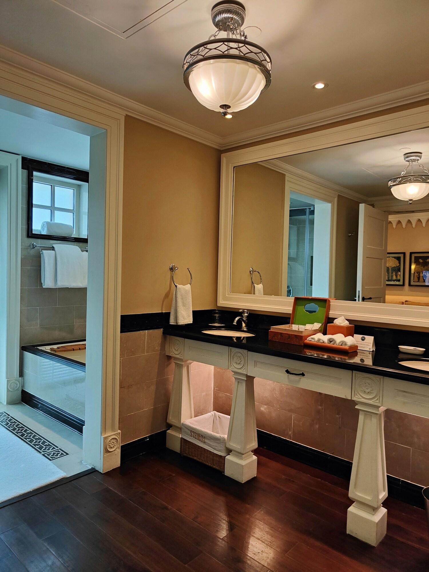 Suite Deluxe King Bed