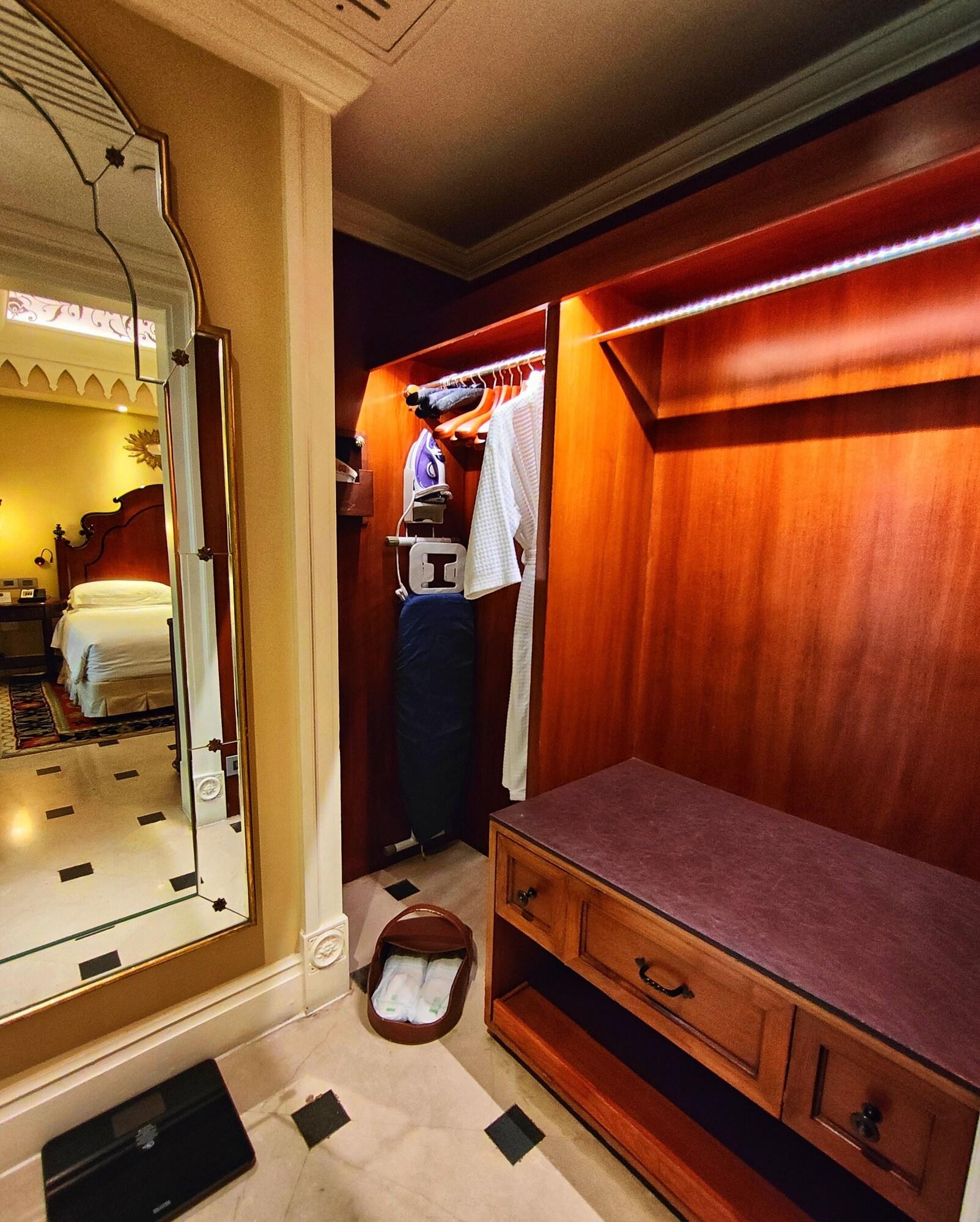 Suite Deluxe King Bed