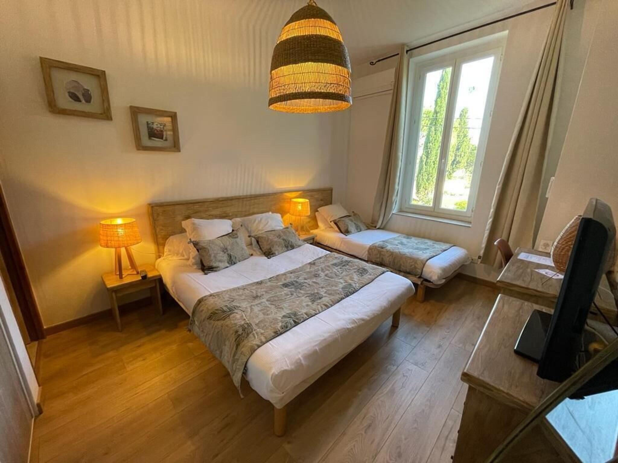 Triple Superior Queen Bed