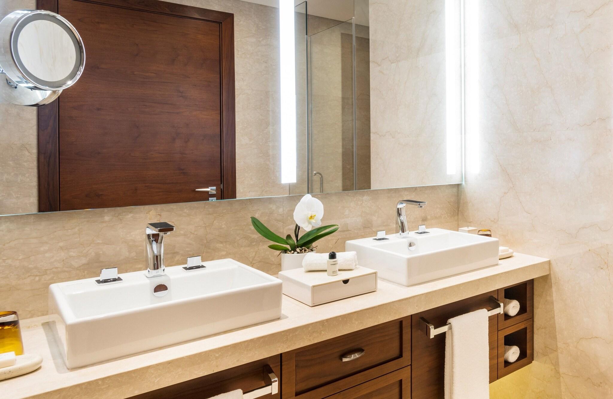 Double Deluxe King Bed