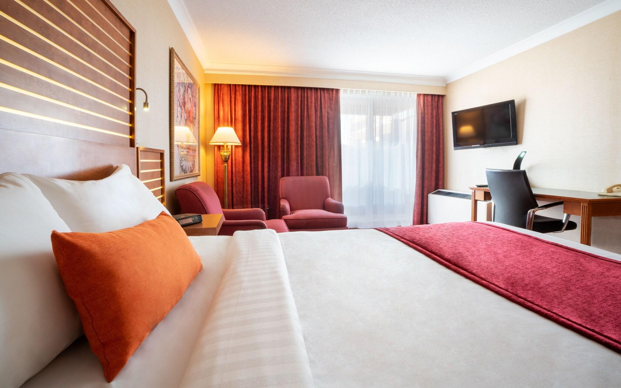 Double Classic Queen Bed