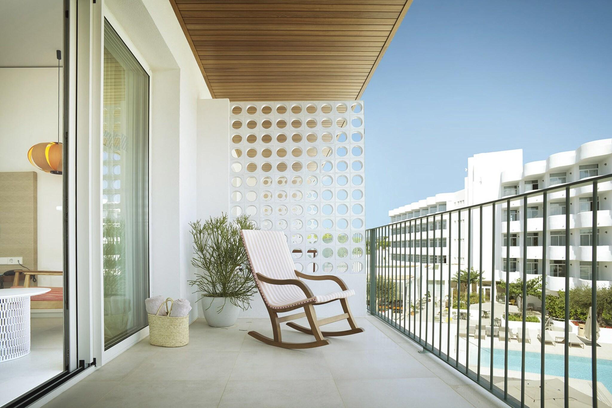 Junior Suite Queen Size Bed