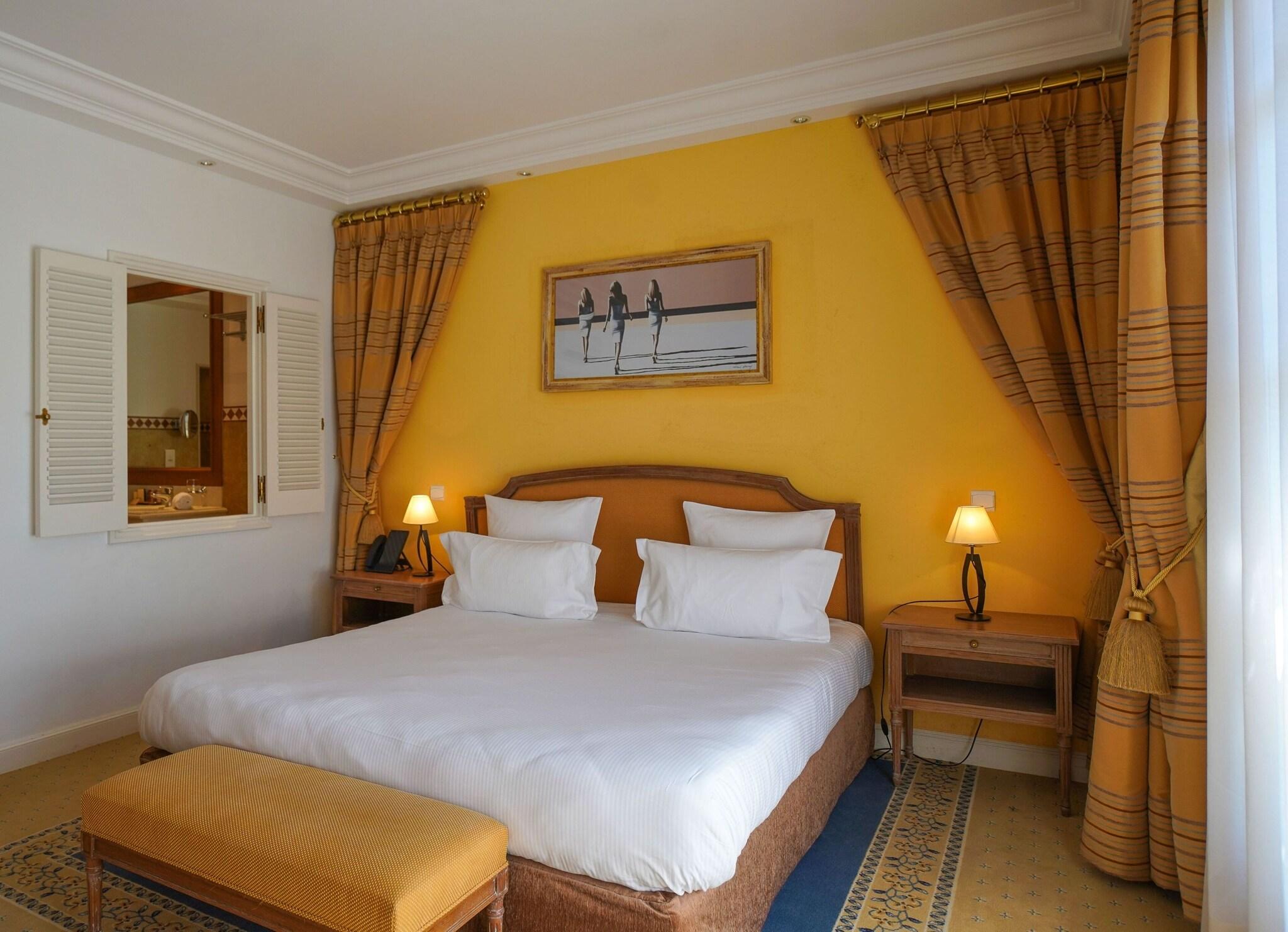 Suite Queen Size Bed