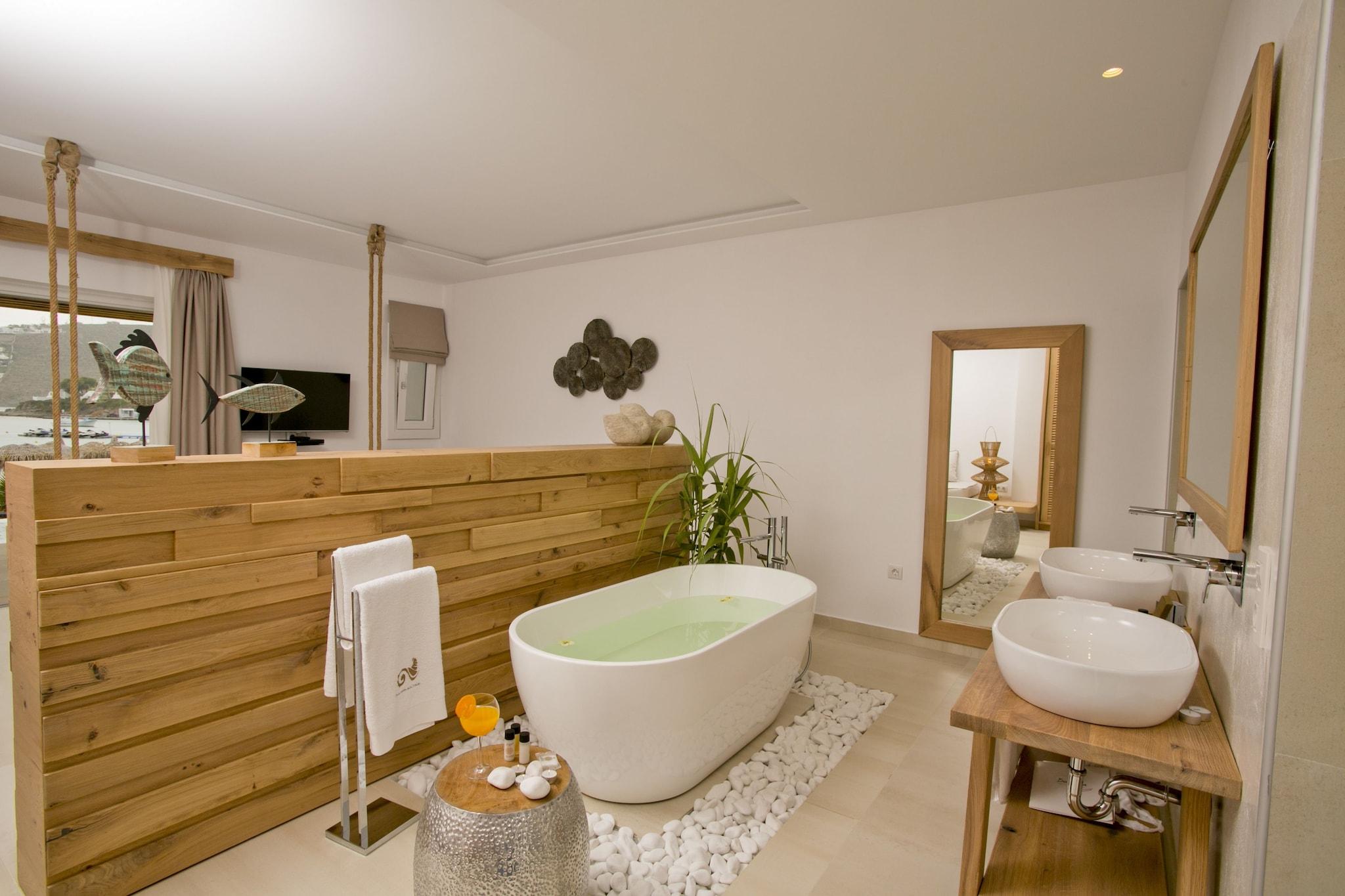 Suite Pool View King Bed