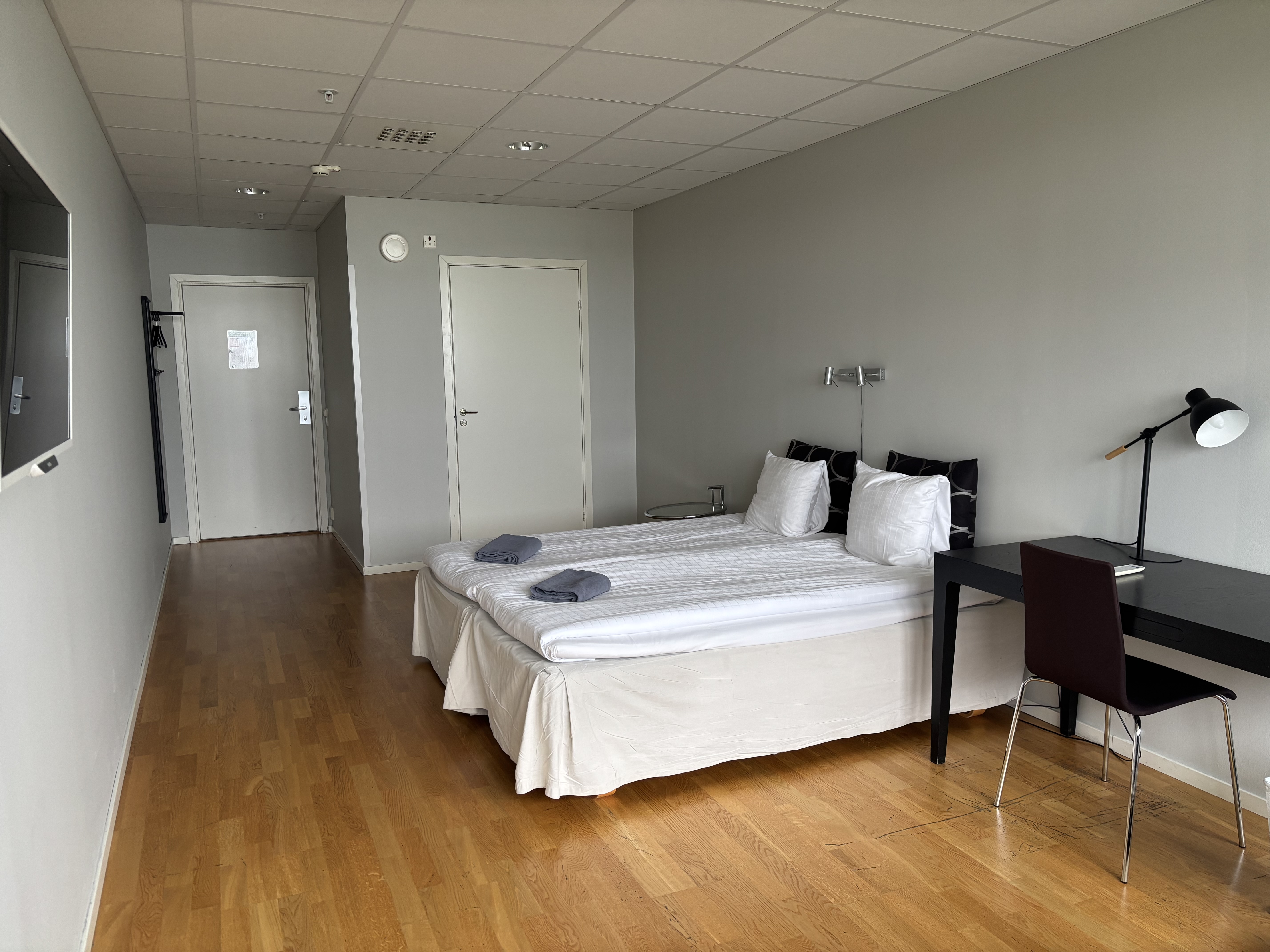 Quadruple Four Bedrooms One Bathroom