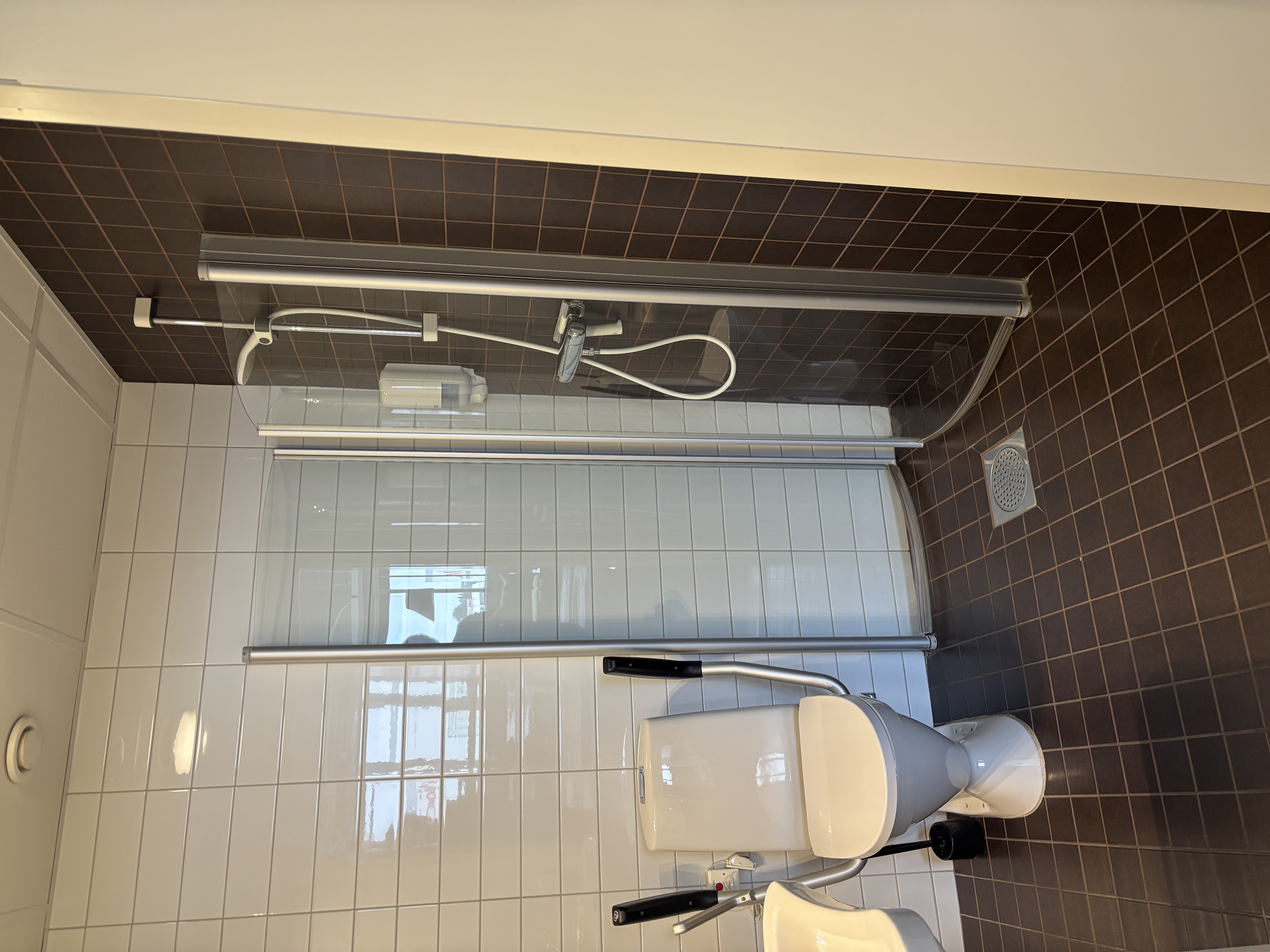 Quadruple Four Bedrooms One Bathroom