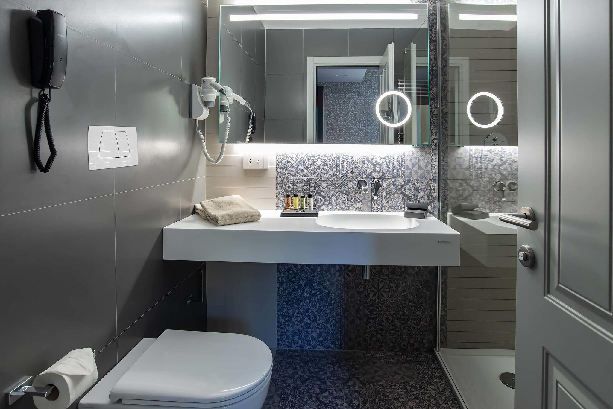 Double Classic Queen Bed