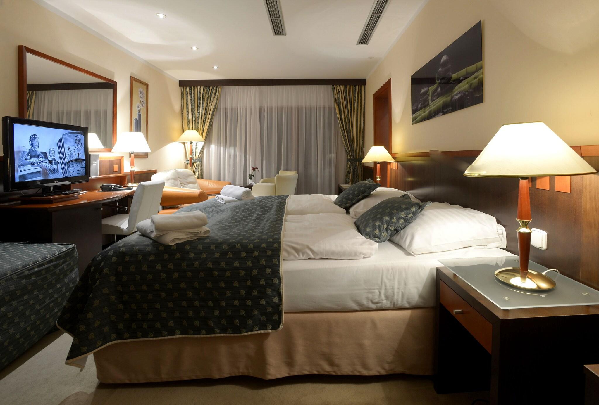 Double Deluxe King Bed