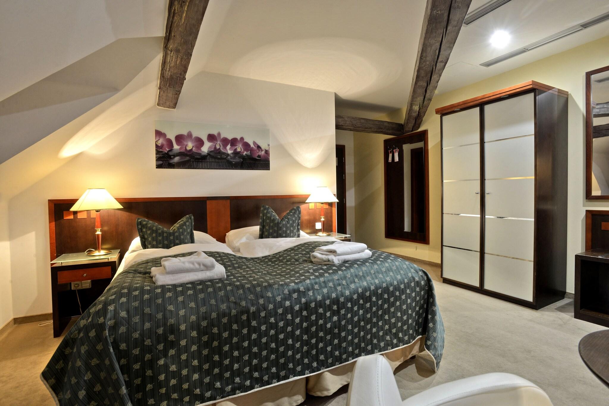 Double Deluxe King Bed