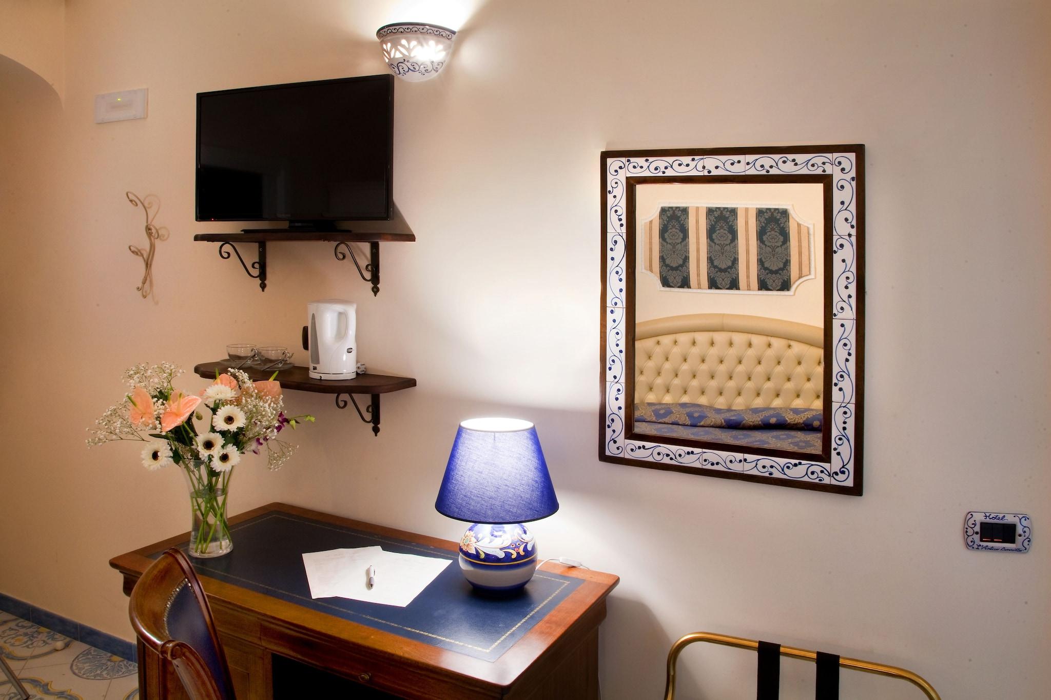 Junior Suite Queen Size Bed